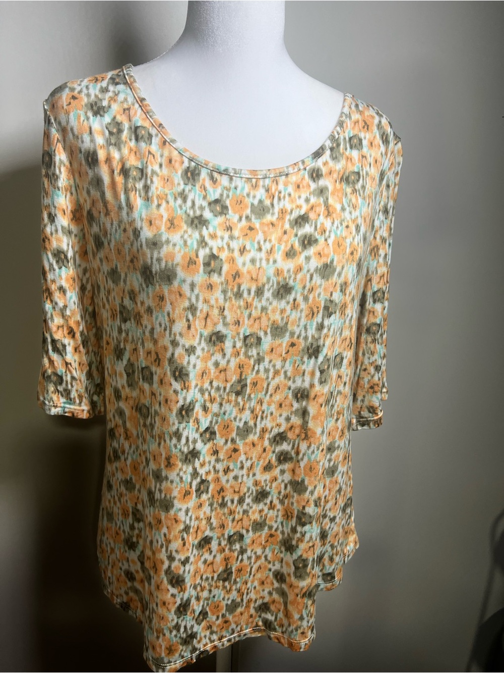 Apt. 9 Peach and Sage Floral Scoop Neck Short Sleeve Top